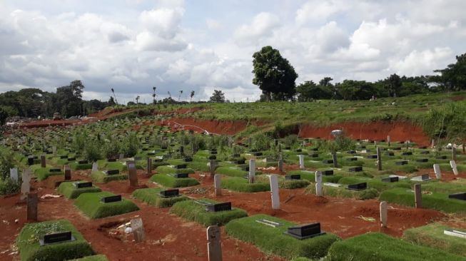 TPU Pondok Rangon di Jakarta Timur sudah penuh untuk pemakaman jenazah pasien Covid-19. (Suara.com/Bagaskara)
