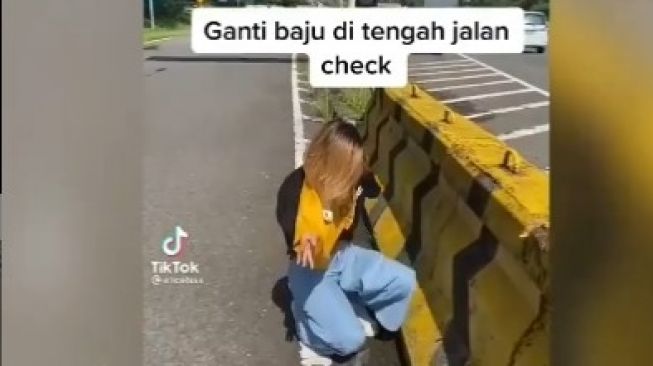 Viral seorang perempuan ganti baju di Tol Bogor, tepatnya di pintu keluar Tol Jagorawi, Kota Bogor. 