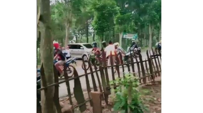 Muak Dengar Suara Bising Knalpot, Tukang Parkir Amuk Rombongan Pemotor