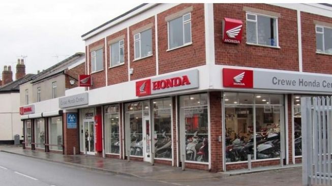 Crewe Honda Centre, di Kota Crewe, Inggris, Britania Raya. Saat ini beralih fungsi menjadi klinik pemberian vaksin COVID-19 bagi komunitas setempat [Visordown].