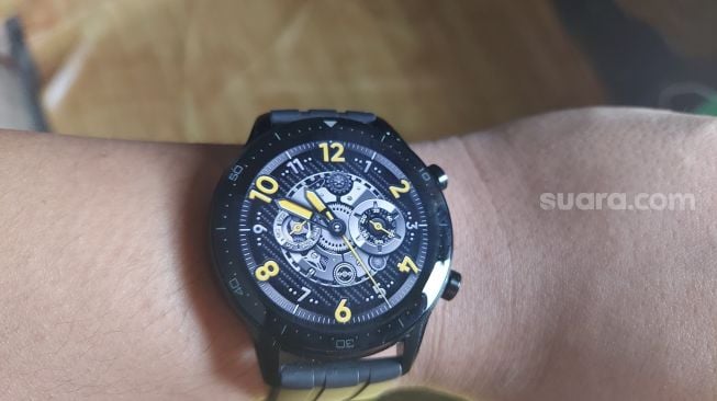 Realme Watch S Pro. [Suara.com/Dicky Prastya]