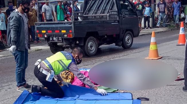 Kronologi Pasutri Terlindas Truk di Cilegon, Hilang Kendali Saat Menyalip