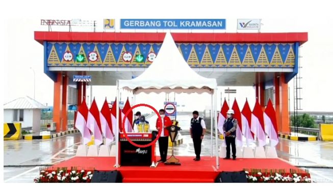 Aksi Menteri PUPR Basuki Hadimuljono lap piagam peresmian tol dengan saputangan (twitter.com/MurtadhaOne1)