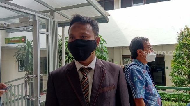 Kuasa hukum Gus Nur, Ahmad Khazinudin saat ditemui wartawan di PN Jakarta Selatan, Selasa (26/1). (Suara.com/Arga)