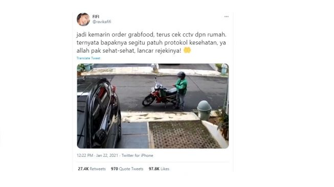 Aksi driver ojol ini banjir pujian warganet. [Twitter]