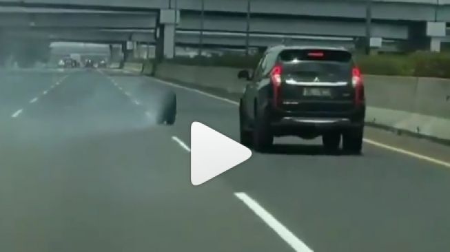 Ngeri! Video Ban Truk Lepas Nyaris Hantam Mobil Lain di Jalan Tol