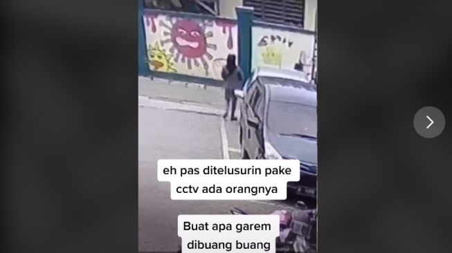 Mobil ditaburi garam, pria kaget lihat pelakunya. [TikTok/@vian_dong]