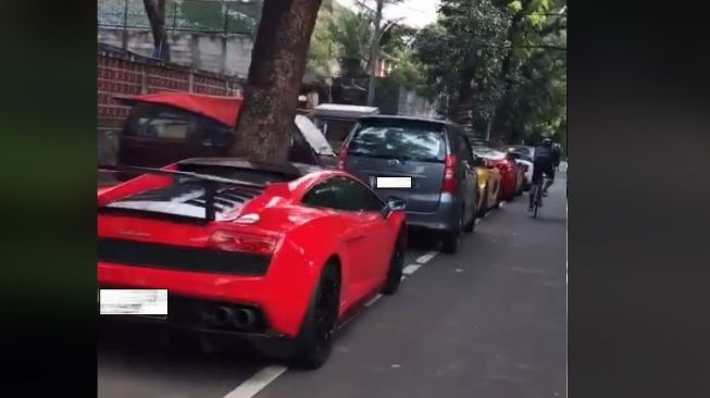 Toyota Avanza jadi sorotan  warganet gara-gara parkir bareng dengan supercar (TikTok)