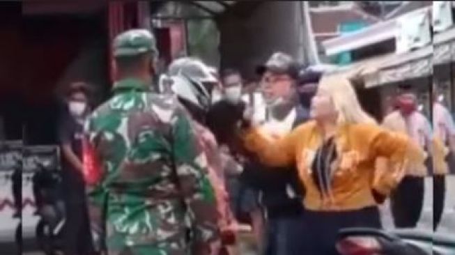 Kena Razia Masker, Emak-emak Ngamuk ke Anggota TNI