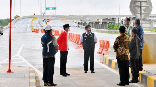 Presiden Jokowi saat berbicang dengan Kepala daerah [Sekpres]