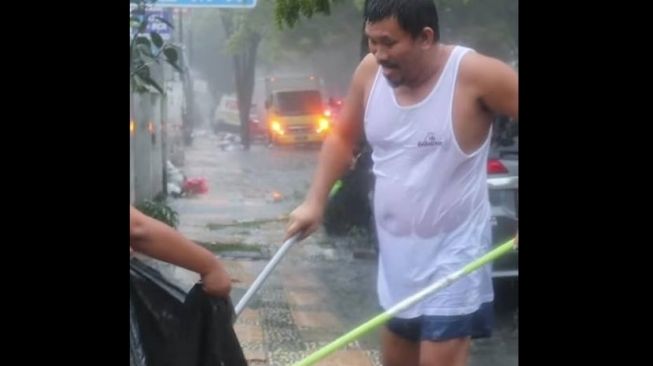 Mongol Stres menikmati datangnya hujan dan banjir di Kota Manado pekan lalu / [Foto istimewa]