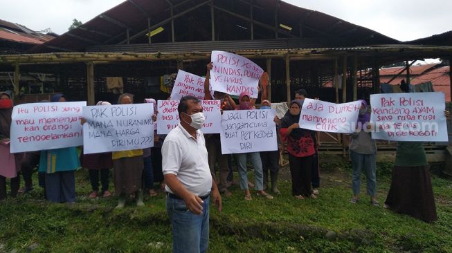 Diperas Oknum Polisi Rp90 Juta, Peternak Ayam Petelur di Banyumas Demo