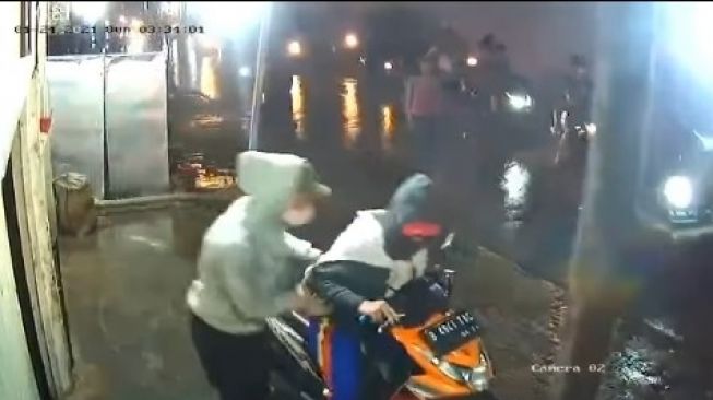 Sebanyak 3 pemotor dibacok-bacok dalam tawuran geng motor di kawasan Kosambi, Dadap, Tangerang, Banten. Video detik-detik pemotor dibacok-vacok itu viral.