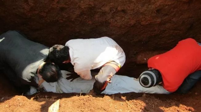 Ingin Tahu Alam Kubur, Pemuda Gangguan Jiwa di Bogor Bongkar Makam