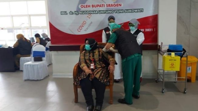 Bupati Sragen Kusdinar Untung Yuni Sukowati saat divaksin COVID-19. (Twitter/@ganjarpranowo)