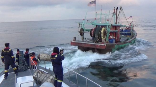 Ilegal Fishing, KKP Tangkap 2 Kapal Berbendera Malaysia di Selat Malaka