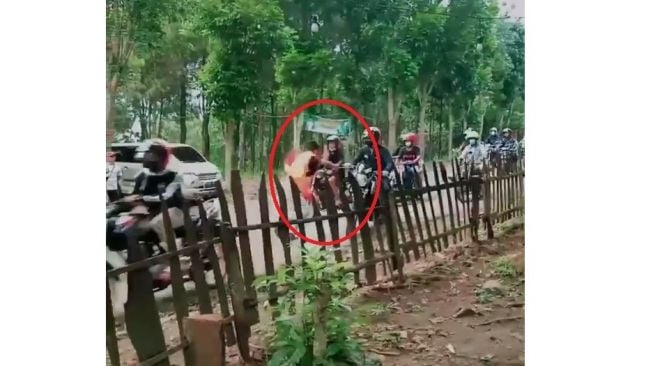 Aksi tukang parkir hajar rombongan pemotor (Instagram)