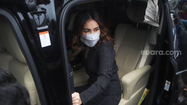 Pedangdut Ayu Ting Ting masuk ke dalam mobilnya untuk menghindari awak media saat ditemui di Kawasan Tendean, Jakarta Selatan, Rabu (27/1/2021). [Suara.com/Alfian Winanto]