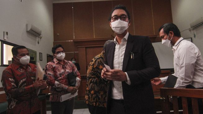 Kuasa Hukum Raffi Ahmad, Jonathan Tampubolon (kedua kanan) menghadiri sidang perdana di Pengadilan Negeri Depok, Depok, Jawa Barat, Rabu (27/1/2021). [ANTARA FOTO/Asprilla Dwi Adha]