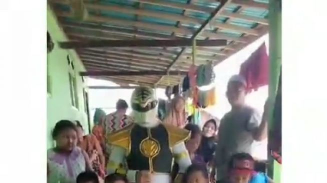 Video Power Rangers kunjungi korban banjir. (Instagram/info_kejadian_banjarmasin)