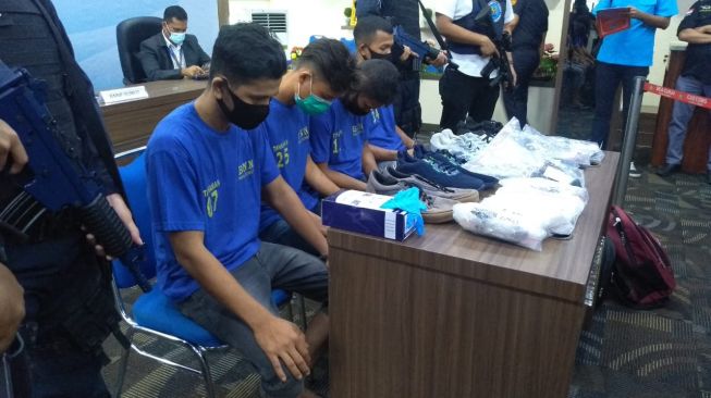 Selundupkan Sabu dalam Sepatu, 4 Pria Ditangkap di Bandara Kualanamu