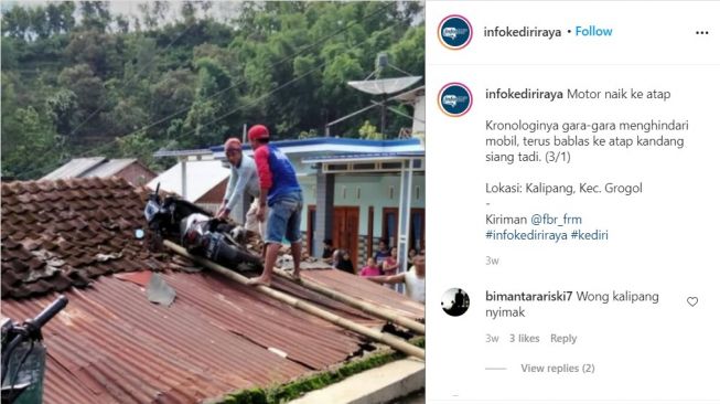 Motor matik tersangkut di atap rumah warga (Instagram)