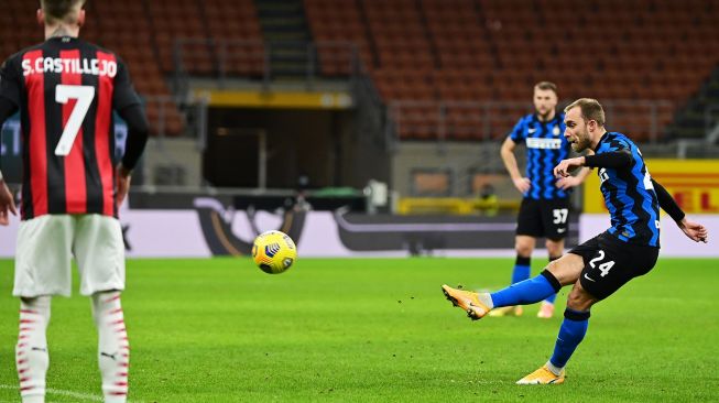 Gelandang Inter Milan Christian Eriksen mencetak gol dari tendangan bebas selama pertandingan sepak bola perempat final Piala Italia antara Inter Milan melawan AC Milan di Stadion Giuseppe Meazza, Milan, Italis, Rabu (26/1/2021) dini hari WIB.
MIGUEL MEDINA / AFP