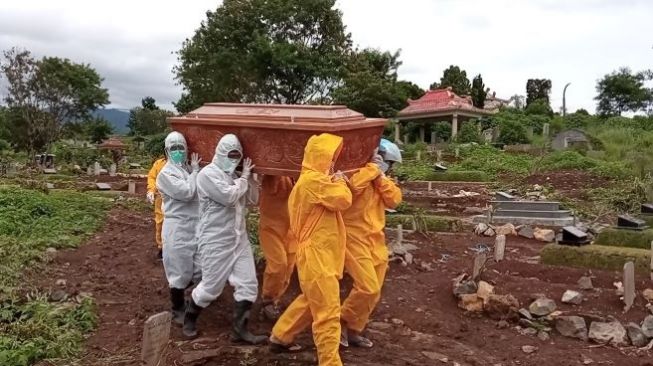 Parah, Jenazah Covid-19 Tergeletak di Depan Rumah Gegara Ini?