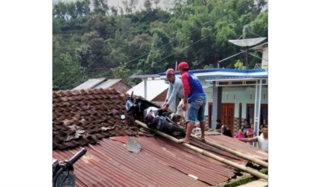 Motor matik tersangkut di atap rumah warga (Instagram)