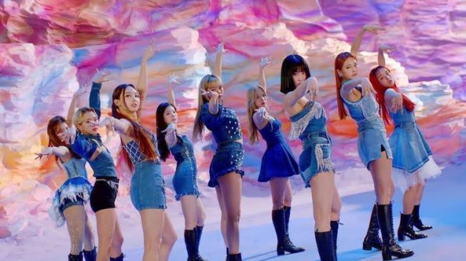 TWICE Pakai Denim di Video "I Can't Stop Me", Ternyata Harganya Fantastis