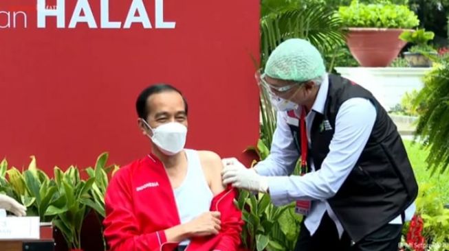 Jokowi Pakai Singlet Saat Divaksin, Istana: Presiden Merasa Lebih Nyaman