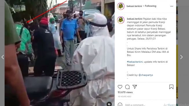 Aksi pengemudi ojol mengangkut pejalan kaki di Kranji Bekasi tuai pujian. (Instagram/@bekasi.terkini)