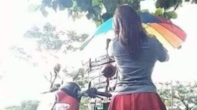 Viral Penjual Kopi Pakai Rok Mini di Serangan Bali, Netizen Penasaran