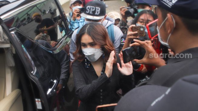 Ketahuan Hapus Foto Adit Jayusman, Ayu Ting Ting: Belum Jodohnya