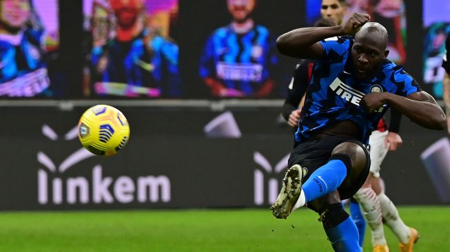 Penyerang Inter Milan Romelu Lukaku mencetak gol penalti selama pertandingan sepak bola perempat final Piala Italia antara Inter Milan melawan AC Milan di Stadion Giuseppe Meazza, Milan, Italis, Rabu (26/1/2021) dini hari WIB.
MIGUEL MEDINA / AFP
