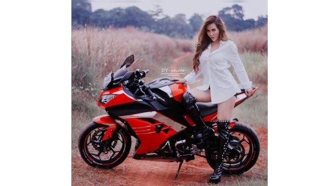 Nita Thalia pose bersama motor Kawasaki Ninja (Instagram)