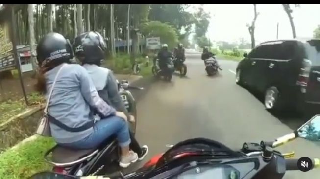 Detik-detik Pemotor Nyaris Menjemput Maut, Bikin Deg-degan