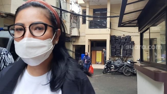 Nindy Ayunda usai diperiksa di Polres Jakarta Barat [Suara.com/Evi Ariska]