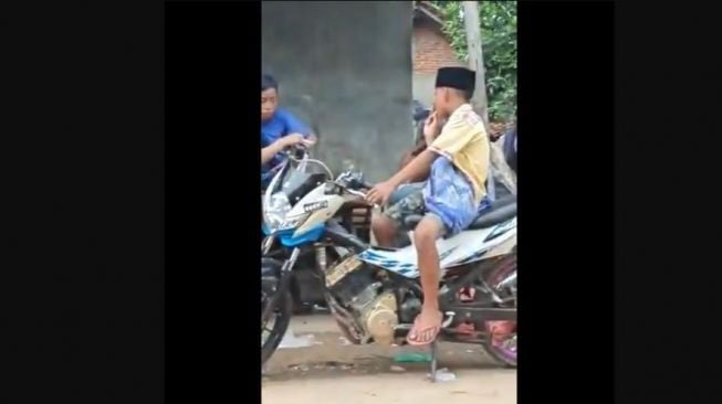 Pake Sarung Dan Songkok, Gaya Ngerokok Sekumpulan Bocah Bikin Tepuk Jidat