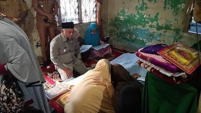 Bupati Labuhanbatu Melayat ke Rumah Warganya