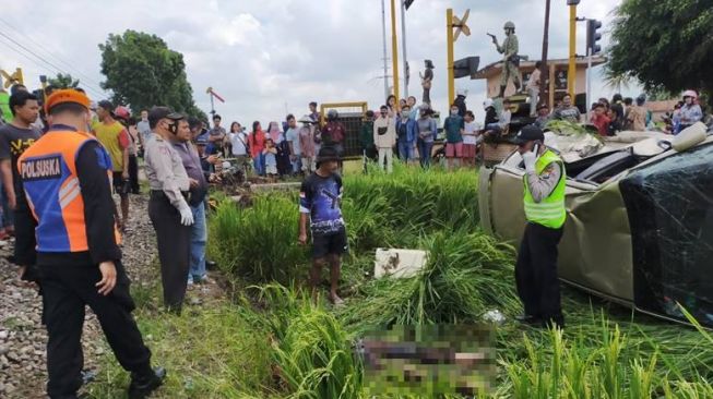 KA Penataran Tabrak Minibus di Sumberpucung, Sopir Tewas