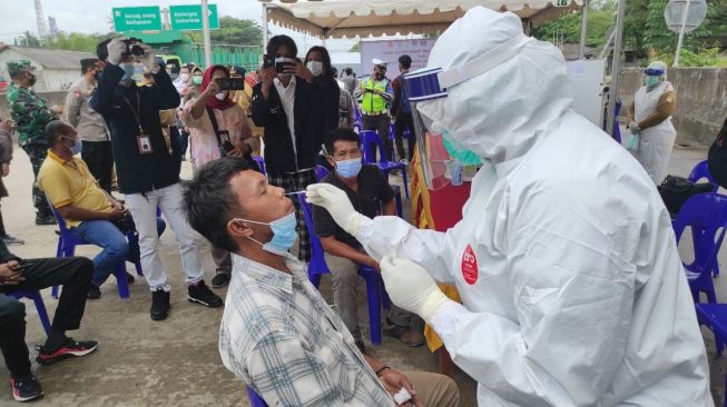Tiga Hari Pemeriksaan Rapid Antigen Jalur Darat, 5 Orang Terpapar Covid-19