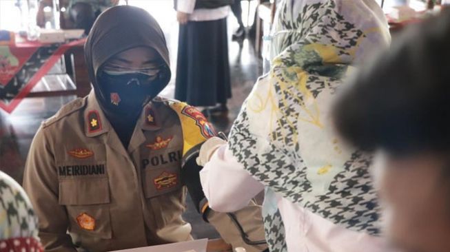Wakapolres Jadi yang Pertama Menerima Vaksin Covid-19 di Ponorogo