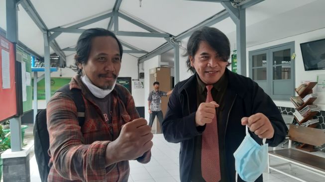 Aktor lawas Sandy Naoyan menerima permintaan foto bersama atau selfie saat proses sidang praperadilan di Solo, Kamis (28/1/2021).(Suara.com/Ronald Seger Prabowo)