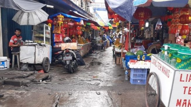 Para pedagang di Pasar Lama Tangerang mulai menjajaki pernak-pernik Imlek. [Foto: Bantennews.co.id]