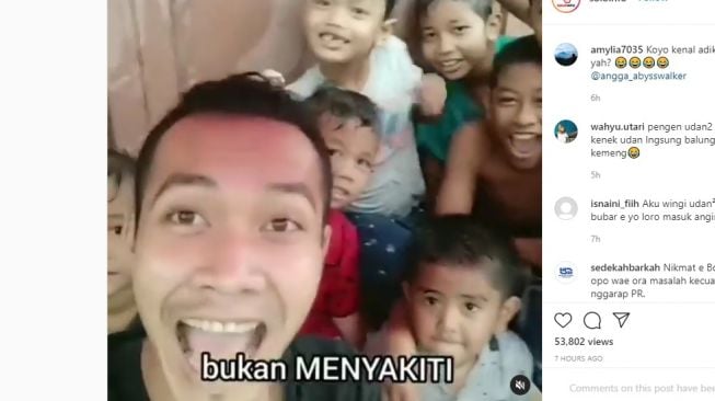 Ditanya Alasan Hujan-hujanan, Jawaban Sekumpulan Bocah Malah Bikin Baper