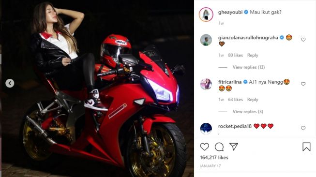 Potret Ghea Youbi Pose dengan Motor, Awas Jangan Salah Fokus!