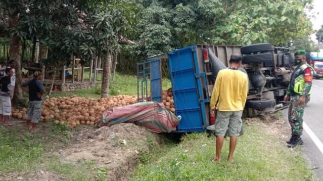 Ngeri! Truk Angkut 10 Ton Kelapa Kecelakaan Hingga Isinya Berserakan