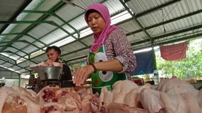 Penjual Daging Ayam di Banyuwangi Ini Beri Diskon Warga Terdampak Pandemi