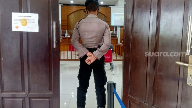 Sidang Kasus Hoaks Jumhur Hidayat Digelar, Polisi Jaga di Depan Pintu Masuk